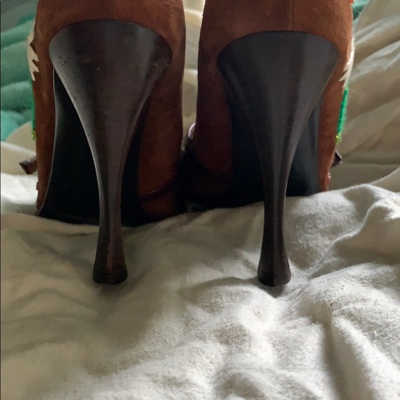 Dolce & Gabbana Floral Embroidered Pumps - Picture 7 of 8